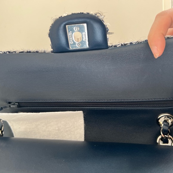 Authentic Chanel 2021 Limited Tweed with Snow flake Sequins Classic flap - Picture 4 of 7